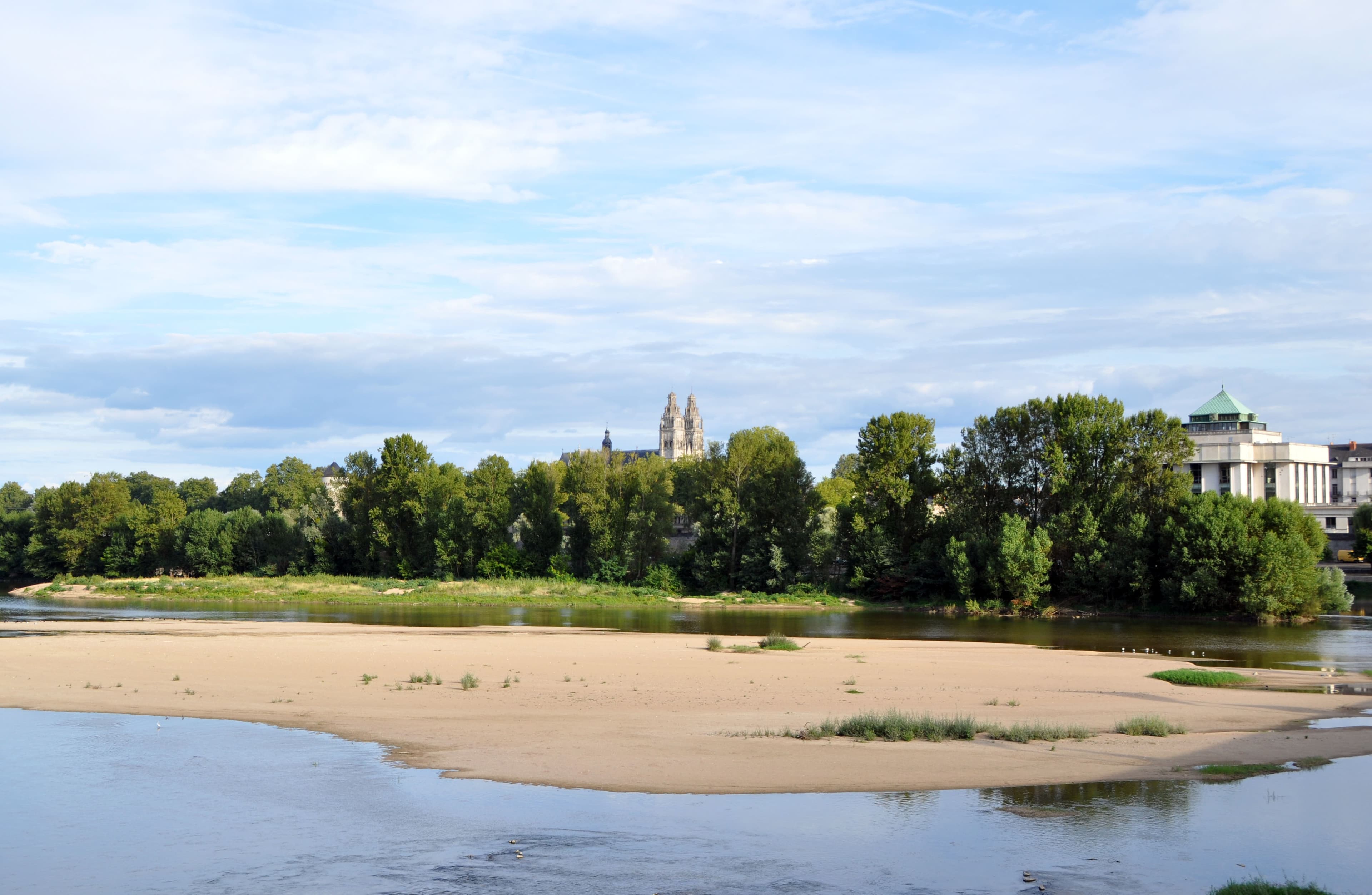 La Loire à Tours avec ses bancs de sable pour illustrer une balade en bord de Loire