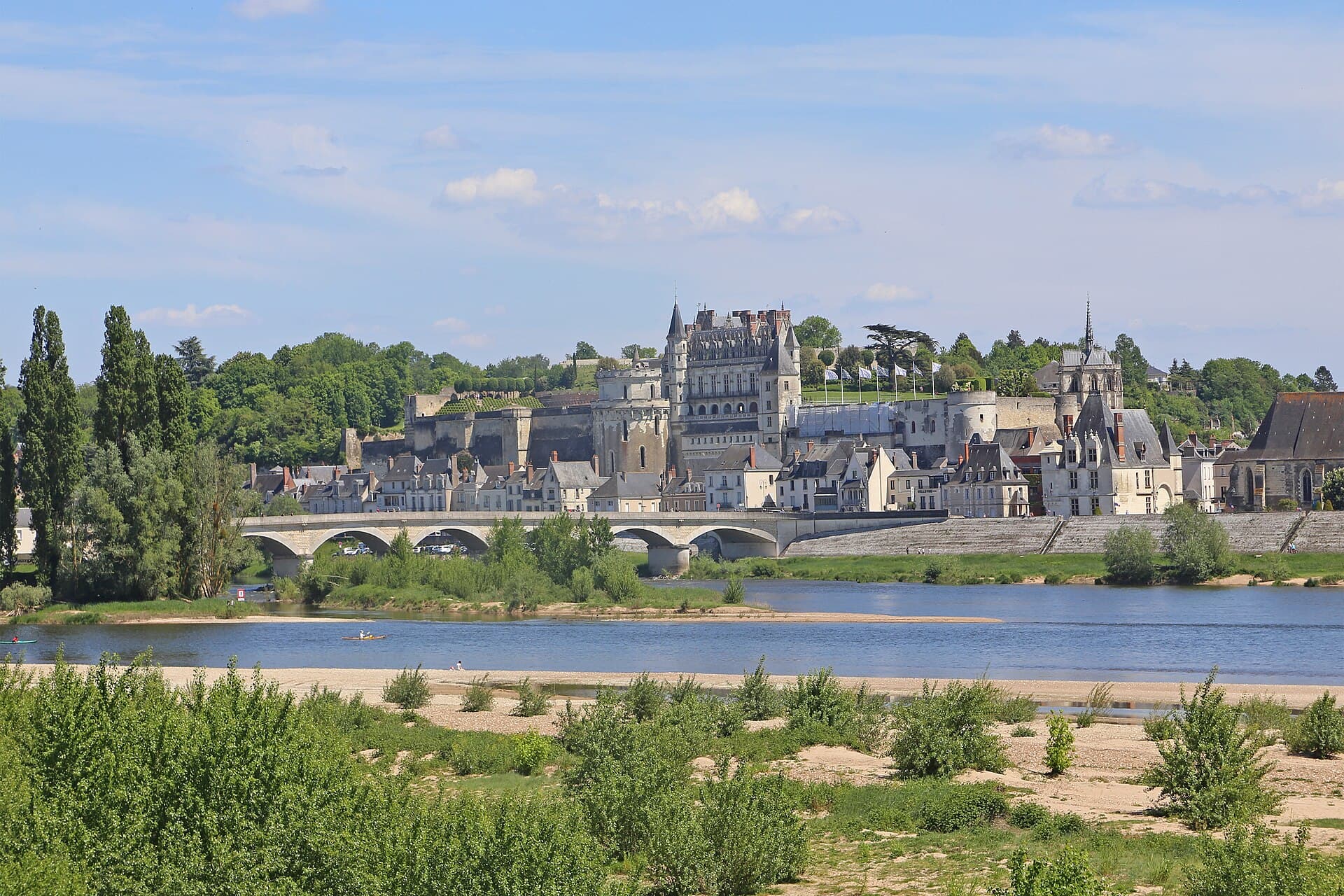 Château d'Amboise dominant la Loire pour illustrer un guide complet d'Amboise