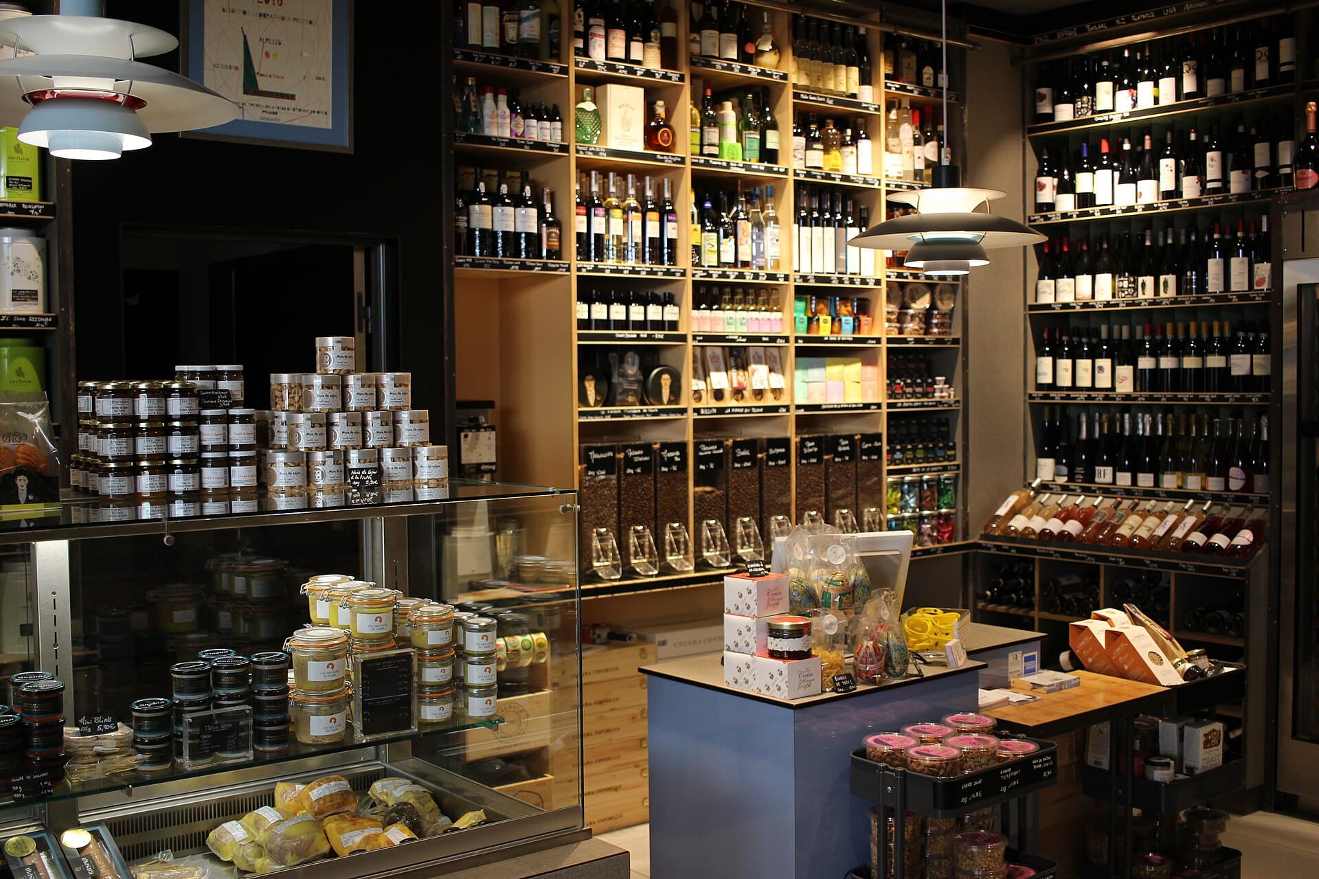 Boutique de spécialités aux Halles de Tours pour illustrer les marchés du Val de Loire